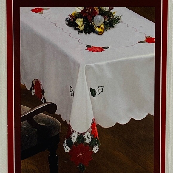 St. Nicholas Square Poinsettia Cut Out Tablecloth‎ 70" Round Christmas Holidays - Picture 2 of 5